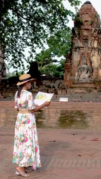 Asian Women Tourist Map Hand Looking Ruins Pagodas Wat Mahathat — Vídeos de Stock