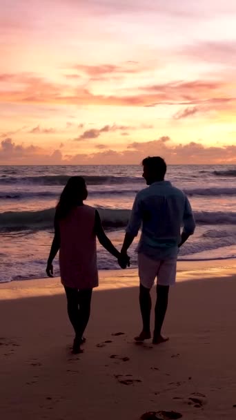 Couple Men Women Walking Beach Sunset Phuket Thailand Couple Vacation — Stockvideo