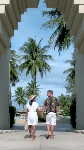 Couple Men Women Walking Old Gate Vacation Luxury Resort Thailand — Stockvideo