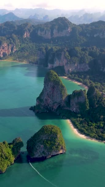 在日出时分从空中俯瞰泰国Krabi铁路海滩石灰岩悬崖和热带海滩 — 图库视频影像