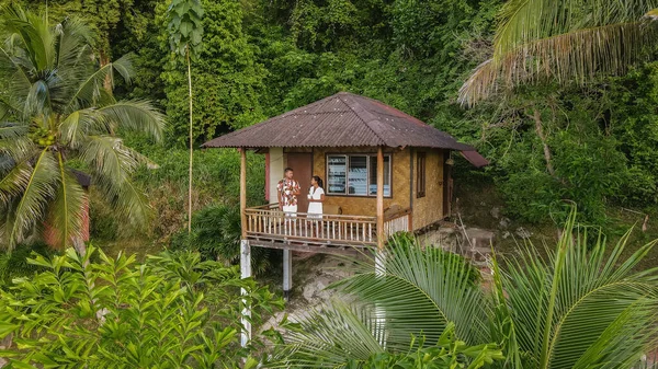 Couple Railay Beach Krabi Thailand Tropical Beach Backpacker Bamboo Huts — Foto de Stock