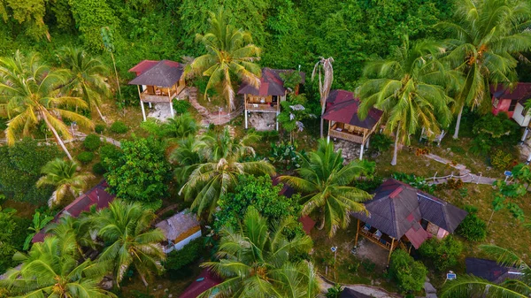 Couple Railay Beach Krabi Thailand Tropical Beach Backpacker Bamboo Huts — Foto Stock