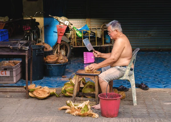 Koh Lanta Thailand June 2022 Old Man Cut Coconuts Making — Photo