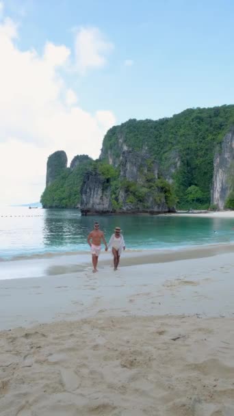 タイのトロピカルホワイトビーチにいる男女のカップル 南タイでの夏休み中のKoh Hong Islandクラビ — ストック動画