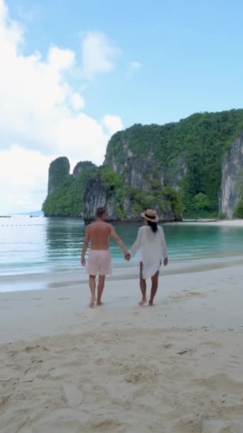 Couple Men Women Tropical White Beach Limestone Cliffs Thailand Koh — Vídeo de Stock