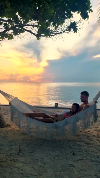 Par Menn Kvinner Stranden Solnedgang Phuket Thailand Par Ferie Thailand – stockvideo