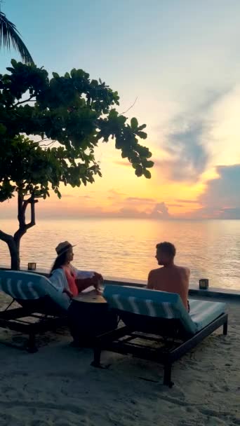 Couple Men Women Walking Beach Sunset Phuket Thailand Couple Vacation — Wideo stockowe