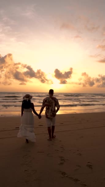 Couple Men Women Walking Beach Sunset Phuket Thailand Couple Vacation — Stok video