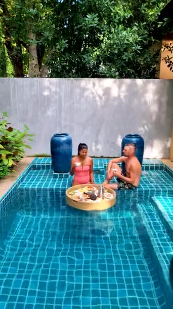 Пара Мужчин Женщин Отдыхающих Бассейне Время Отдыха Таиланде Мужчины Женщины — стоковое видео