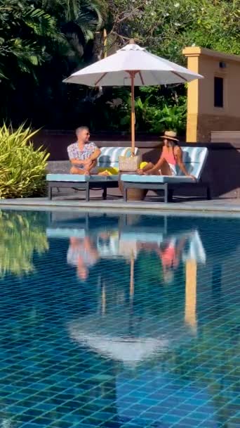 Couple Men Women Relaxing Swimming Pool Vacation Thailand Men Women — Wideo stockowe