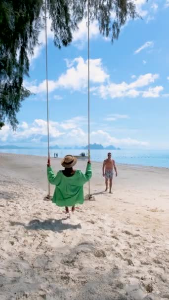 Men Women Beach Swing Island Phuket Thailand Asian Thai Women — Stock videók