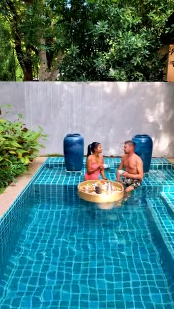 Couple Men Woman Having Breakfast Pool Luxury Vacation Pool Villa — Vídeo de stock