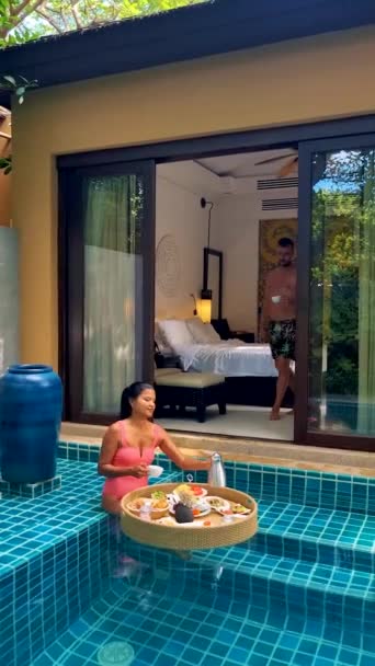 Couple Men Woman Having Breakfast Pool Luxury Vacation Pool Villa — Αρχείο Βίντεο