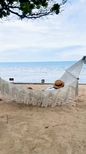 Beberapa Pria Dan Wanita Pantai Putih Tropis Sebuah Tempat Tidur — Stok Video