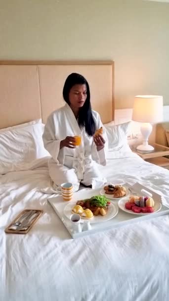 Жінка Яка Снідала Ліжку Тайські Азіатські Жінки Снідали Спальні Розкішного — стокове відео