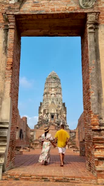 Couple Asian Women European Men Walking Ruins Pagodas Wat Mahathat — Stockvideo