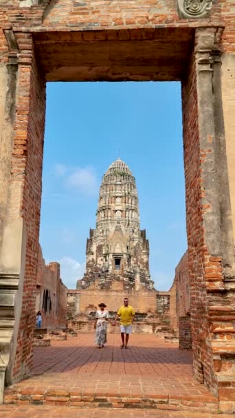 Couple Asian Women European Men Visit Ruins Pagodas Wat Mahathat — Stockvideo