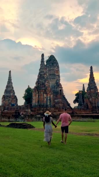 Couple Asian Women European Men Looking Ruins Pagodas Wat Mahathat — Stockvideo