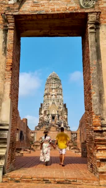 Couple Asian Women European Men Walking Ruins Pagodas Wat Mahathat — Stockvideo