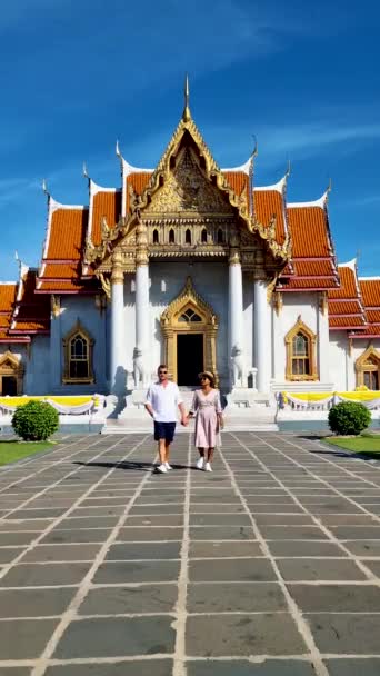 Men Women Visit Wat Benchamabophit Temple Bangkok Thailand Marble Temple — Stok video