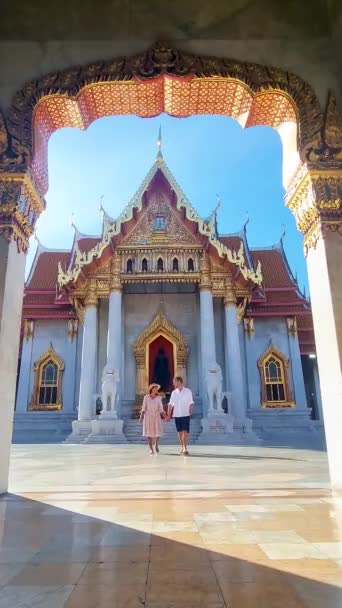男性と女性のカップルがバンコクのワット ベンチャマボフィット寺院を訪問タイ 観光客はバンコクの大理石寺院を訪問 — ストック動画