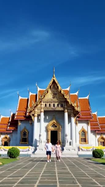 Couple Men Women Visit Wat Benchamabophit Temple Bangkok Thailand Marble — Stok video