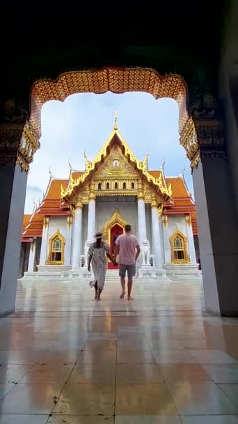 Couple Men Women Visit Wat Benchamabophit Temple Bangkok Thailand Tourists — 비디오