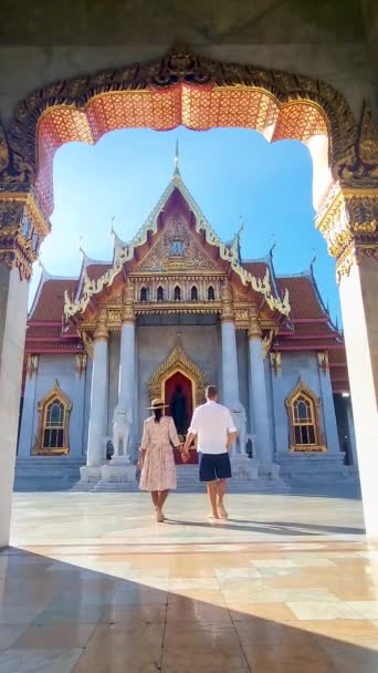 Couple Men Women Visit Wat Benchamabophit Temple Bangkok Thailand Marble — Stok video
