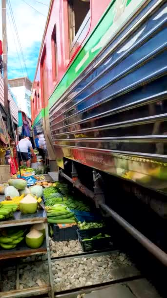 Maeklong Railway Market Trains People Selling Stuff Market Bangkok Thailand — Stockvideo