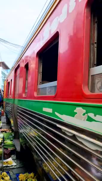 Maeklong Railway Market Trains People Selling Stuff Market Bangkok Thailand — Video Stock