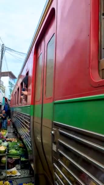 Maeklong Railway Market Trains People Selling Stuff Market Bangkok Thailand — Video