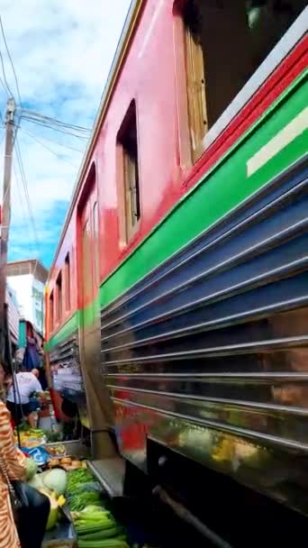 バンコクタイの市場で物を販売する列車や人々とMaeklong鉄道市場 バンコクの鉄道市場 — ストック動画