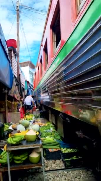 Maeklong Railway Market Trains People Selling Stuff Market Bangkok Thailand — Vídeo de stock