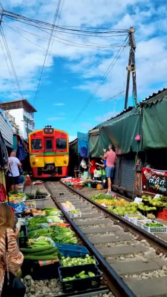 Maeklong Railway Market Trains People Selling Stuff Market Bangkok Thailand — Stock videók