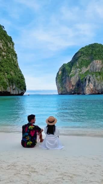 Pasangan Pantai Maya Bay Koh Phi Phi Thailand Pada Hari — Stok Video