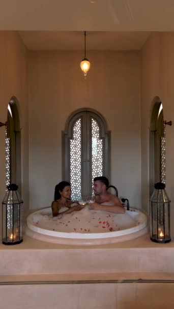 Couple Man Women Bathtub Luxury Vacation Couple Relaxing Bath — Videoclip de stoc