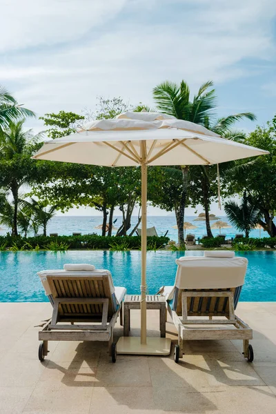 Beach Chairs Swimming Pool Luxury Hotel Sun Bed Umbrella — 图库照片