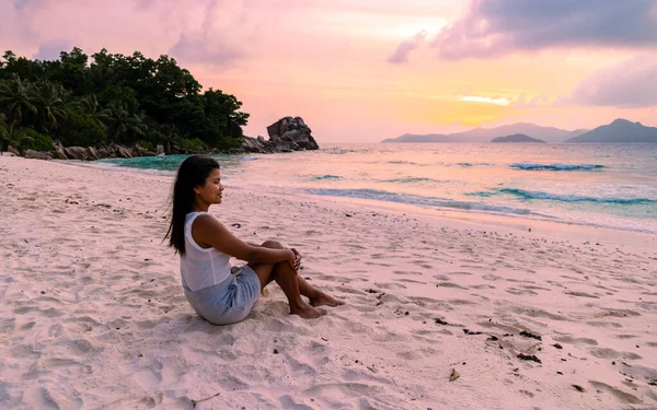 Asian Women Watching Sunset Tropical Beach Digue Seychelles Islands — Zdjęcie stockowe