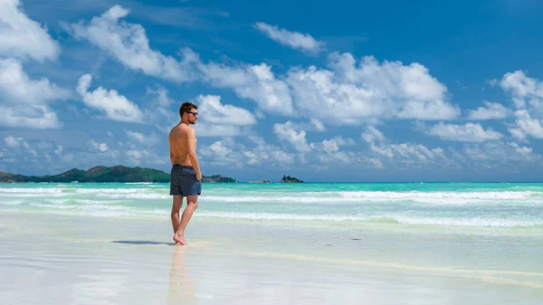 Ung Man Simning Kort Vid Vit Tropisk Strand Med Turkos — Stockfoto