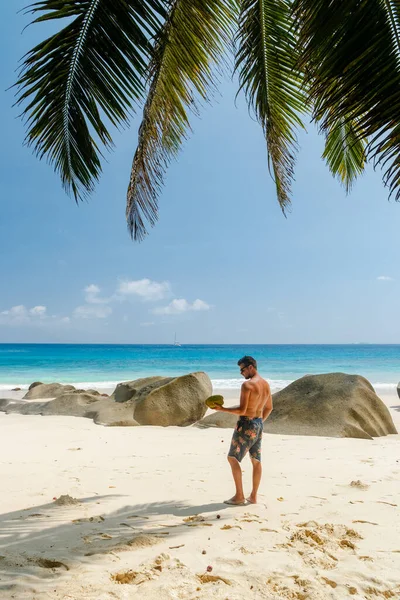 Unga Män Sitter Vid Palm Vit Tropisk Strand Med Turkos — Stockfoto
