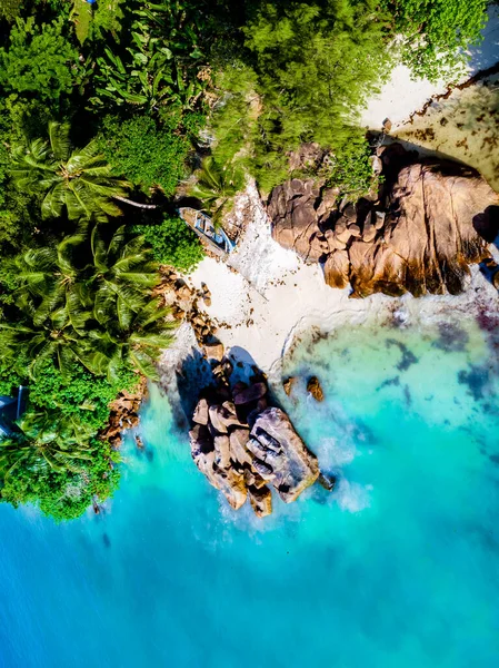 从上面俯瞰塞舌尔热带海滩的无人机 Anse Volbert海滩草原花岗岩卵石 — 图库照片