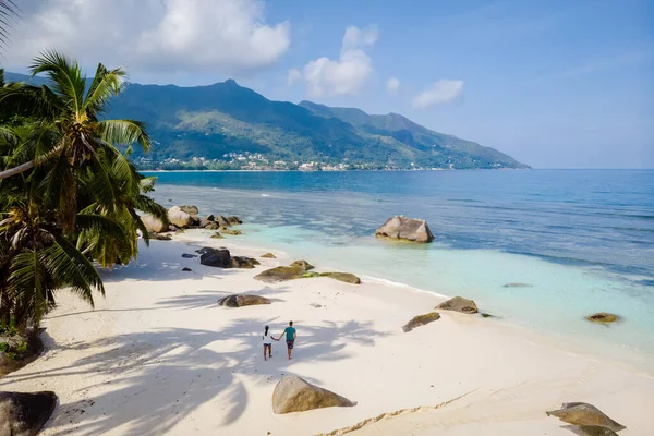 Drone View Couple Men Women Tropical Beach Seychelles — Foto de Stock