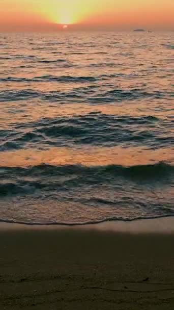 夕方にパタヤタイのビーチで日没 — ストック動画