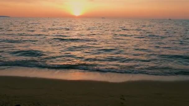夕方にパタヤタイのビーチで日没 — ストック動画