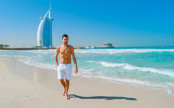 Młodzi Mężczyźni Kąpieli Plaży Dubaju Jumeirah Beach Dubai Zjednoczone Emiraty — Zdjęcie stockowe