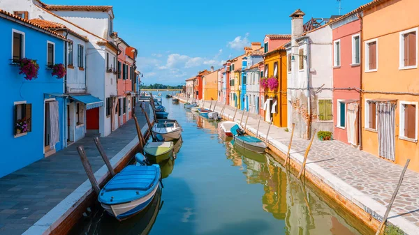 Colorful Streets Village Burano Venice Italy Colorful Canal Whit Boats — Stock Photo, Image