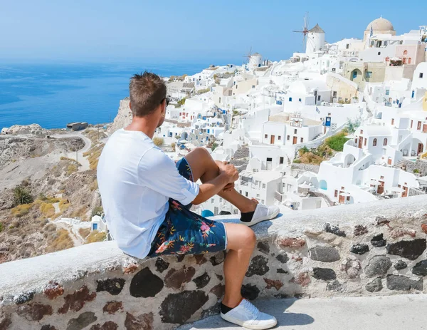 Young Men Oia Santorini Greece Sunny Day Summer Whitewashed Homes — Foto Stock