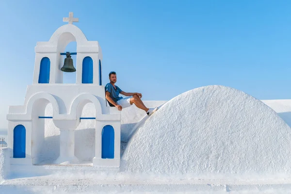 Young Men Oia Santorini Greece Sunny Day Summer Whitewashed Homes — Stock Photo, Image