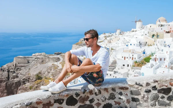 Young Men Oia Santorini Greece Sunny Day Summer Whitewashed Homes — Foto Stock