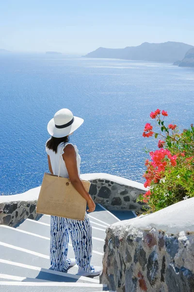 Asian Women Tourists Streets Village Oia Santorini Greece Sunny Day — Stock Photo, Image